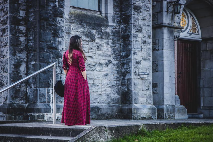 foto the vestido largo de cuadros zara en iglesia