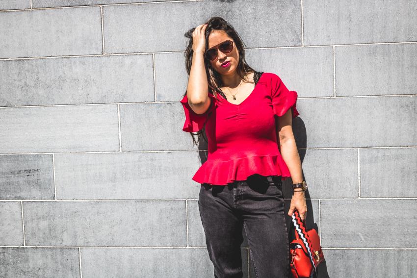 camisa con volantes rojos 